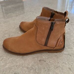 NWT Taos boots size 6